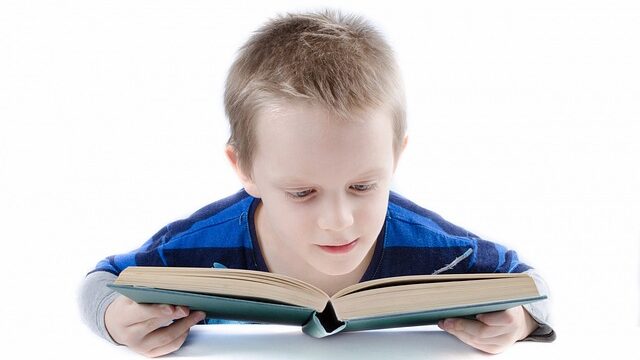 本を読む少年